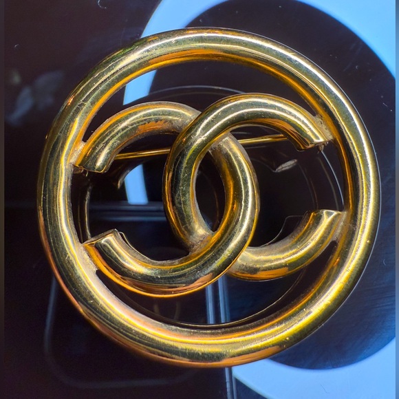 LOT 1830 24K gold plated CHANEL vintage CC brooch - Picture 1 of 10